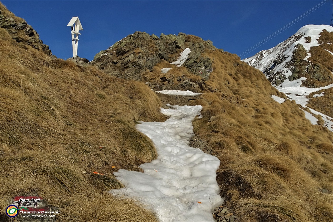 56 Salendo al Passo di Salmurano (2017 m) sul Sentiero delle Orobie 101.JPG